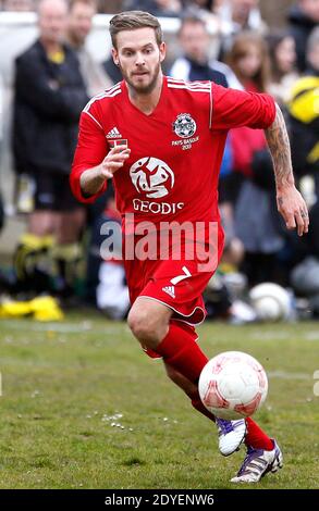 M Pokora participe à son tout Premier match de football officiel depuis qu'il a integré l'equipe du Varietes club de France. Attaquant de son equipe, à l'occasione d'un match de bienfaisance pour les enfants handicap, il affronte le FC Garazi, club Basque, à Saint Jean Pied de Port à la frontiere Espagnole le 17 Mars 2013. Son equipe gagne le match sur le score de 6 à 2. M Pokora est le fils d'André Tota ancien joueur Pro du championnat Francais dans les annees 70. Foto di Patrick Bernard/ABACAPRESS.COM Foto Stock