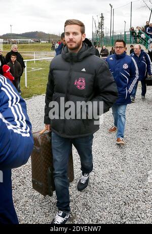 M Pokora participe à son tout Premier match de football officiel depuis qu'il a integré l'equipe du Varietes club de France. Attaquant de son equipe, à l'occasione d'un match de bienfaisance pour les enfants handicap, il affronte le FC Garazi, club Basque, à Saint Jean Pied de Port à la frontiere Espagnole le 17 Mars 2013. Son equipe gagne le match sur le score de 6 à 2. M Pokora est le fils d'André Tota ancien joueur Pro du championnat Francais dans les annees 70. Foto di Patrick Bernard/ABACAPRESS.COM Foto Stock