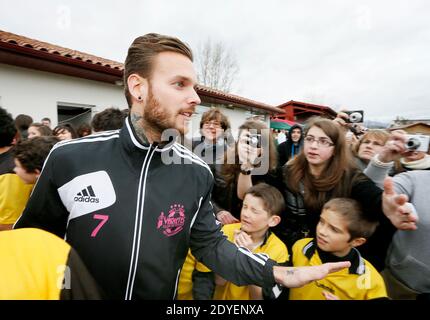 M Pokora participe à son tout Premier match de football officiel depuis qu'il a integré l'equipe du Varietes club de France. Attaquant de son equipe, à l'occasione d'un match de bienfaisance pour les enfants handicap, il affronte le FC Garazi, club Basque, à Saint Jean Pied de Port à la frontiere Espagnole le 17 Mars 2013. Son equipe gagne le match sur le score de 6 à 2. M Pokora est le fils d'André Tota ancien joueur Pro du championnat Francais dans les annees 70. Foto di Patrick Bernard/ABACAPRESS.COM Foto Stock