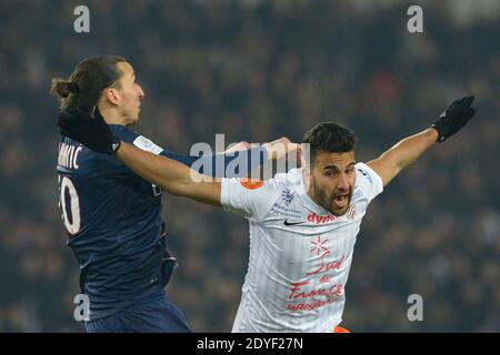 Zlatan Ibrahimovic della PSG combatté contro Abdelhamid El Kaoutari di Montpellier durante la prima partita di calcio della Francia, Paris Saint-Germain vs Montpellier HSC al Parc des Princes di Parigi, Francia, il 29 marzo 2013. PSG ha vinto 1-0. Foto di Henri Szwarc/ABACAPRESS.COM Foto Stock