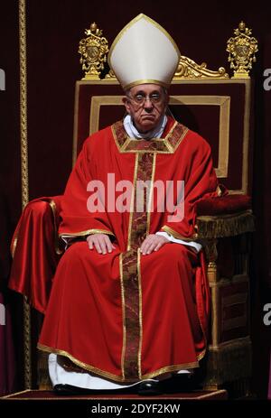 Papa Francesco presiede una Messa papale con la celebrazione della Passione del Signore nella Basilica di San Pietro a Città del Vaticano, il 29 marzo 2013. Papa Francesco partecipa alla sua prima settimana Santa come Pontefice e più tardi presiederà oggi la processione della Croce al Colosseo di Roma. Foto di Eric Vandeville/ABACAPRESS.COM Foto Stock