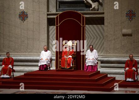 Papa Francesco presiede una Messa papale con la celebrazione della Passione del Signore nella Basilica di San Pietro a Città del Vaticano, il 29 marzo 2013. Papa Francesco partecipa alla sua prima settimana Santa come Pontefice e più tardi presiederà oggi la processione della Croce al Colosseo di Roma. Foto di Eric Vandeville/ABACAPRESS.COM Foto Stock