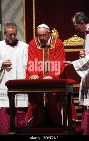 Papa Francesco presiede una Messa papale con la celebrazione della Passione del Signore nella Basilica di San Pietro a Città del Vaticano, il 29 marzo 2013. Papa Francesco partecipa alla sua prima settimana Santa come Pontefice e più tardi presiederà oggi la processione della Croce al Colosseo di Roma. Foto di Eric Vandeville/ABACAPRESS.COM Foto Stock