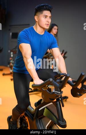 Persone in bicicletta in palestra. Foto di alta qualità Foto Stock