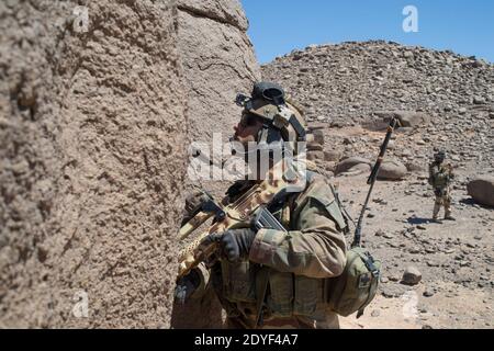 File photo - Handout photo rilasciato dall'esercito francese il 14 marzo mostra le forze di terra francesi impadronirsi del ‘Camp des Rochres nelle montagne Adrar des Ifoghas nel Mali settentrionale, l'8 marzo 2013. L'Adrar des Ifoghas, una delle catene montuose più proibenti di Africas, si trova nella regione di Kidal, nel Mali settentrionale, vicino al confine algerino. I soldati francesi che trasportano oltre 50 kg di attrezzature si fanno trasportare attraverso il calore di 45 gradi Celsius e l'aspra area rocciosa che hanno soprannominato "Planet Mars. - l'esercito francese ha annunciato la 'neutralizzazione' nel Mali, da parte della forza barkhane di Bah ag Moussa, milita Foto Stock