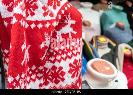 Pullover natalizio rosso e bianco con renne nel centro commerciale Foto Stock