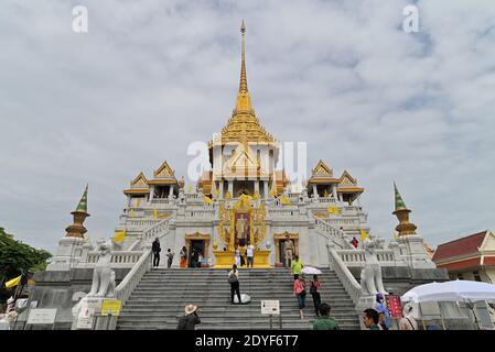La facciata principale di Wat Traimit, uno dei templi più importanti di Bangkok, che ospita la più grande immagine Buddha in oro solido del mondo. Foto Stock