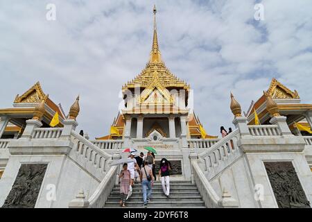 I visitatori che si recano a Wat Traimit, uno dei templi più importanti di Bangkok, conosciuto per aver alloggiato la più grande immagine di Buddha in oro solido del mondo. Foto Stock