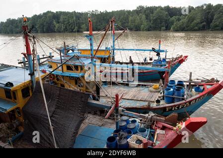 Kuala Sepetang, Malesia- 27 Ott, 2018: Il Kuala Sepetang Jetty con le barche, e il ristorante di pesce è una famosa tappa turistica, Perak, Malesia. - SCE Foto Stock