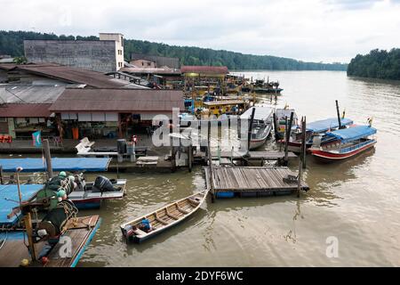 Kuala Sepetang, Malesia- 27 Ott, 2018: Il Kuala Sepetang Jetty con le barche, e il ristorante di pesce è una famosa tappa turistica, Perak, Malesia. - SCE Foto Stock