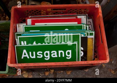 Germania Berlino Old insegne per la vendita. Al mercato delle pulci in Arkonaplatz nel trendy Mitte di Berlino. La parola tedesca Ausgang significa uscita. Foto Stock