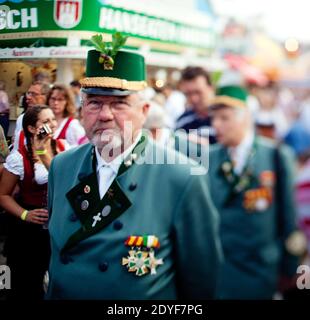 I festaioli all'Oktoberfest sulle Theresienwiese a Monaco di Baviera Foto Stock