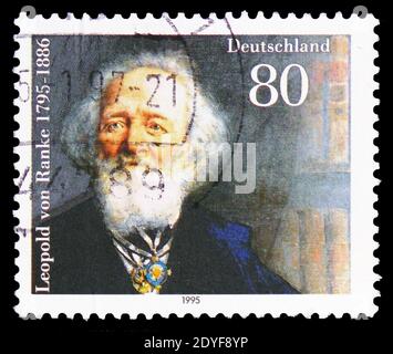 MOSCA, RUSSIA - 22 FEBBRAIO 2019: Un francobollo stampato in Germania, Repubblica federale mostra Leopold von Ranke (1795-1886), storico, Bicentenario della nascita ser Foto Stock