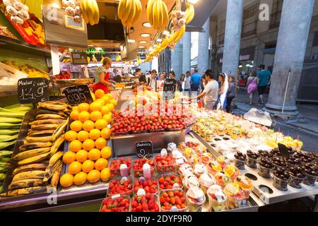 Spagna Barcellona frutta Stand all'interno del Mercado de la Boqueria Foto Stock