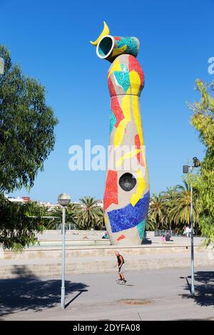 Roller Blader, Joan Miró Park e la scultura Donna e uccello Foto Stock