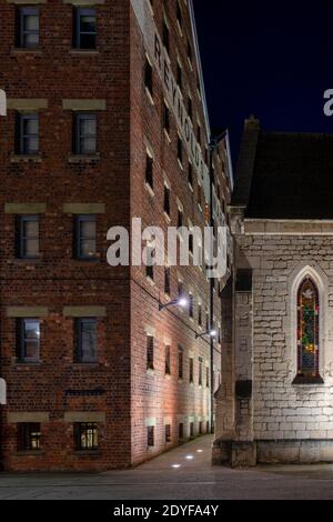 Gloucester Docks di notte a dicembre. Gloucester, Gloucestershire, Inghilterra Foto Stock