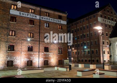 Gloucester Docks di notte a dicembre. Gloucester, Gloucestershire, Inghilterra Foto Stock