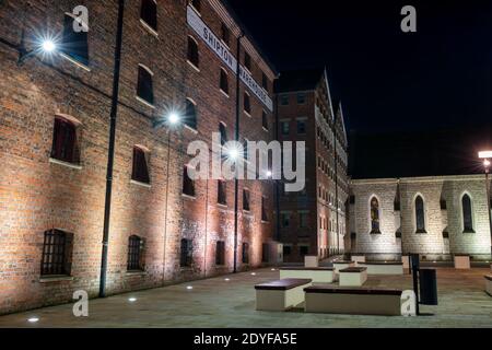 Gloucester Docks di notte a dicembre. Gloucester, Gloucestershire, Inghilterra Foto Stock