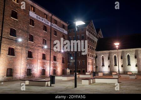 Gloucester Docks di notte a dicembre. Gloucester, Gloucestershire, Inghilterra Foto Stock