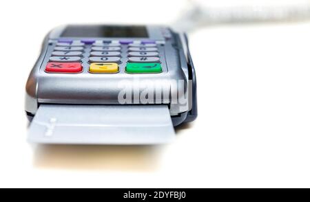 Moderno terminale bancario sul bianco. Pulsanti della tastiera del terminale POS. Foto Stock