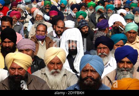 Nuova Delhi, India. 25 Dic 2020. Gli agricoltori ascoltano i discorsi al confine con Singhu durante la manifestazione.migliaia di agricoltori del Punjab, dell'Haryana e di altri stati si sono riuniti per il trentesimo giorno per protestare contro la nuova legge agricola del centro, chiedendo di rollback di questi nuovi conti. Credit: SOPA Images Limited/Alamy Live News Foto Stock