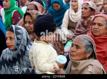 Nuova Delhi, India. 25 Dic 2020. Gli agricoltori ascoltano i discorsi al confine con Singhu durante la manifestazione.migliaia di agricoltori del Punjab, dell'Haryana e di altri stati si sono riuniti per il trentesimo giorno per protestare contro la nuova legge agricola del centro, chiedendo di rollback di questi nuovi conti. Credit: SOPA Images Limited/Alamy Live News Foto Stock