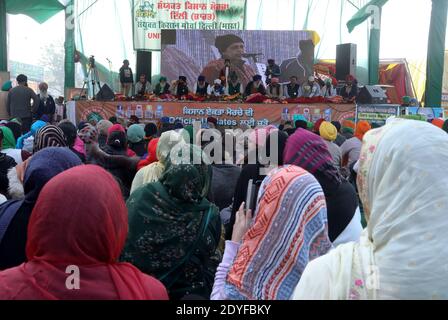 Nuova Delhi, India. 25 Dic 2020. Gli agricoltori ascoltano i discorsi al confine con Singhu durante la manifestazione.migliaia di agricoltori del Punjab, dell'Haryana e di altri stati si sono riuniti per il trentesimo giorno per protestare contro la nuova legge agricola del centro, chiedendo di rollback di questi nuovi conti. Credit: SOPA Images Limited/Alamy Live News Foto Stock