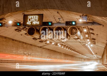 Auto Light Trails nel Presidio Parkway Road Tunnel in San Francisco Foto Stock