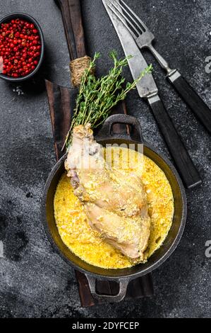 Cialde di lepre al forno in padella con verdure stufate. Sfondo nero. Vista dall'alto Foto Stock