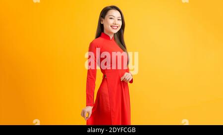 Ritratto di ragazze asiatiche con Ao dai, abito tradizionale vietnamita, Ao dai è famoso costume tradizionale per la donna in Vietnam Foto Stock