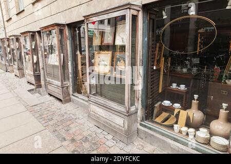 Copenhagen, Danimarca - 10 dicembre 2017: Strada della città vecchia con vetrine di negozi d'antiquariato Foto Stock