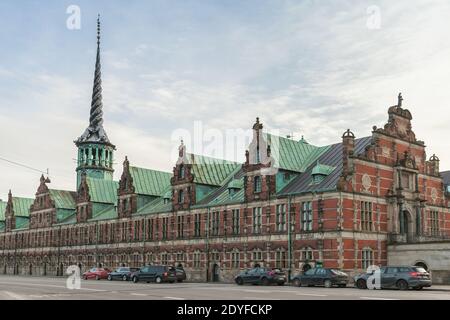 Copenaghen, Danimarca - 9 dicembre 2017: Borsen conosciuto anche come Borsbygningen, è un edificio della borsa del XVII secolo nel centro di Copenaghen c. Foto Stock