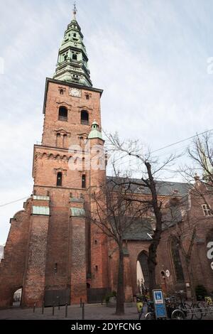 Copenaghen, Danimarca - 10 dicembre 2017: Campanile di Nikolaj Kirke o Nikolai Chiesa situato nel centro storico di Copenhagen Foto Stock