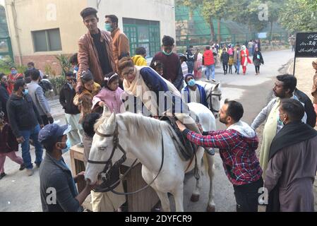 Lahore, Pakistan. 25 Dic 2020. Un gran numero di Christen si divertono allo zoo di Lahore dopo le preghiere di Natale durante le celebrazioni natalizie. La comunità cristiana in tutto il paese celebra il periodo festivo del `Natale' con l'avvento di dicembre. I cristiani hanno iniziato ad illuminare le loro case e chiese, mentre lo shopping natalizio è in pieno svolgimento in tutto il paese. (Foto di Rana Sajid Hussain/Pacific Press) Credit: Pacific Press Media Production Corp./Alamy Live News Foto Stock