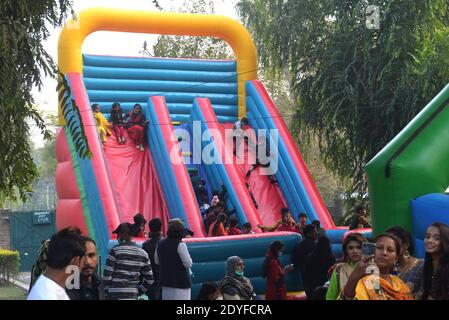 Lahore, Pakistan. 25 Dic 2020. Un gran numero di Christen si divertono allo zoo di Lahore dopo le preghiere di Natale durante le celebrazioni natalizie. La comunità cristiana in tutto il paese celebra il periodo festivo del `Natale' con l'avvento di dicembre. I cristiani hanno iniziato ad illuminare le loro case e chiese, mentre lo shopping natalizio è in pieno svolgimento in tutto il paese. (Foto di Rana Sajid Hussain/Pacific Press) Credit: Pacific Press Media Production Corp./Alamy Live News Foto Stock