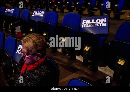 Incontro di François Fillon a Caen. Nonostante un concerto di pans all'aperto che si riferisce al caso di Penelope Gate, Francois Filon, candidato nella preda Foto Stock