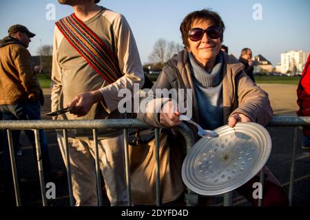 Incontro di François Fillon a Caen. Nonostante un concerto di pans all'aperto che si riferisce al caso di Penelope Gate, Francois Filon, candidato nella preda Foto Stock