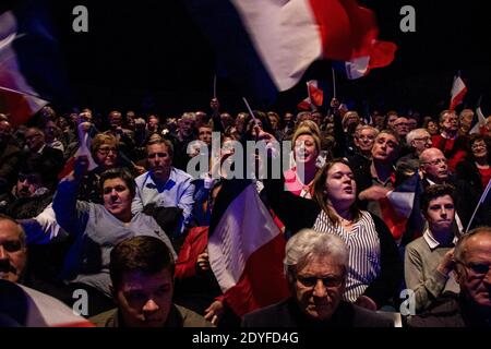 Incontro di François Fillon a Caen. Nonostante un concerto di pans all'aperto che si riferisce al caso di Penelope Gate, Francois Filon, candidato nella preda Foto Stock