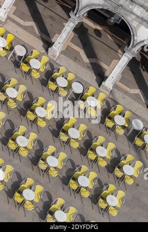 Venezia Italia Tavoli caffè vuoti in Piazza San Marco o Piazza San Marco dall'alto Foto Stock