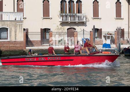 Crociera dei Vigili del fuoco di Venezia attraverso i canali Foto Stock