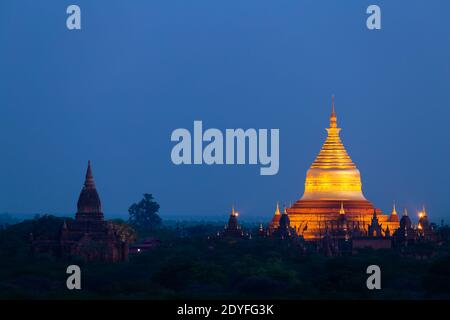 Templi a Bagan, Myanmar al tramonto Foto Stock