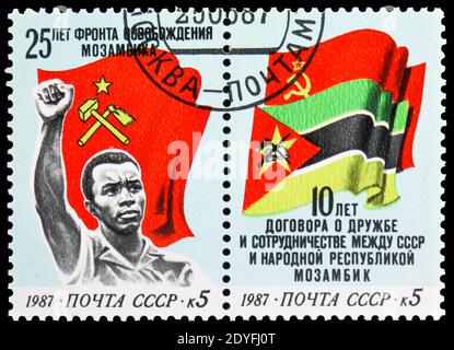 MOSCA, RUSSIA - 25 MAGGIO 2019: Due francobolli stampati in Unione Sovietica dedicati al Mozambico, serie, circa 1987 Foto Stock