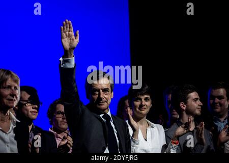 Incontro di François Fillon a Caen. Nonostante un concerto di pans all'aperto che si riferisce al caso di Penelope Gate, Francois Filon, candidato nella preda Foto Stock