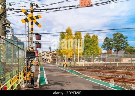 tokyo, giappone - dicembre 06 2020: L'ultimo e unico passaggio di livello della linea Yamanote che sarà distrutta nel 2021 chiamato Nakazato Railroad cros Foto Stock