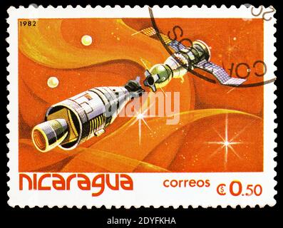 MOSCA, RUSSIA - 23 MARZO 2019: Francobollo stampato in Nicaragua Shows satellite, Spaceflight serie, circa 1982 Foto Stock