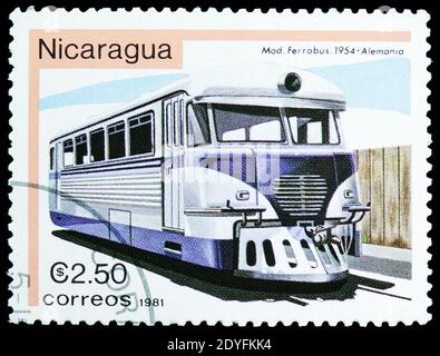 MOSCA, RUSSIA - 23 MARZO 2019: Francobollo stampato in Nicaragua spettacoli Ferrobus, Germania 1954, locomotivi serie, circa 1981 Foto Stock