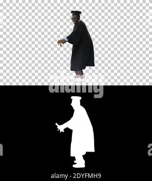 Allievo maschio afroamericano eccitato nella danza di robe di graduazione Foto Stock
