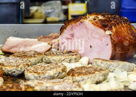 In casa la porchetta arrotolata arrosto con diverse erbe aromatiche Foto Stock