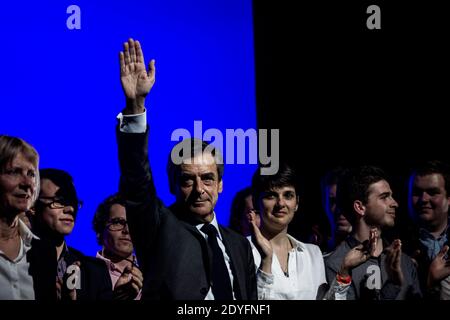 Incontro di François Fillon a Caen. Nonostante un concerto di pans all'aperto che si riferisce al caso di Penelope Gate, Francois Filon, candidato nella preda Foto Stock