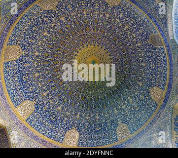 Vista interna dell'alta cupola coperta da piastrelle policrome della Moschea di Shah, situata sul lato sud di Piazza Naqsh-e Jahan Foto Stock